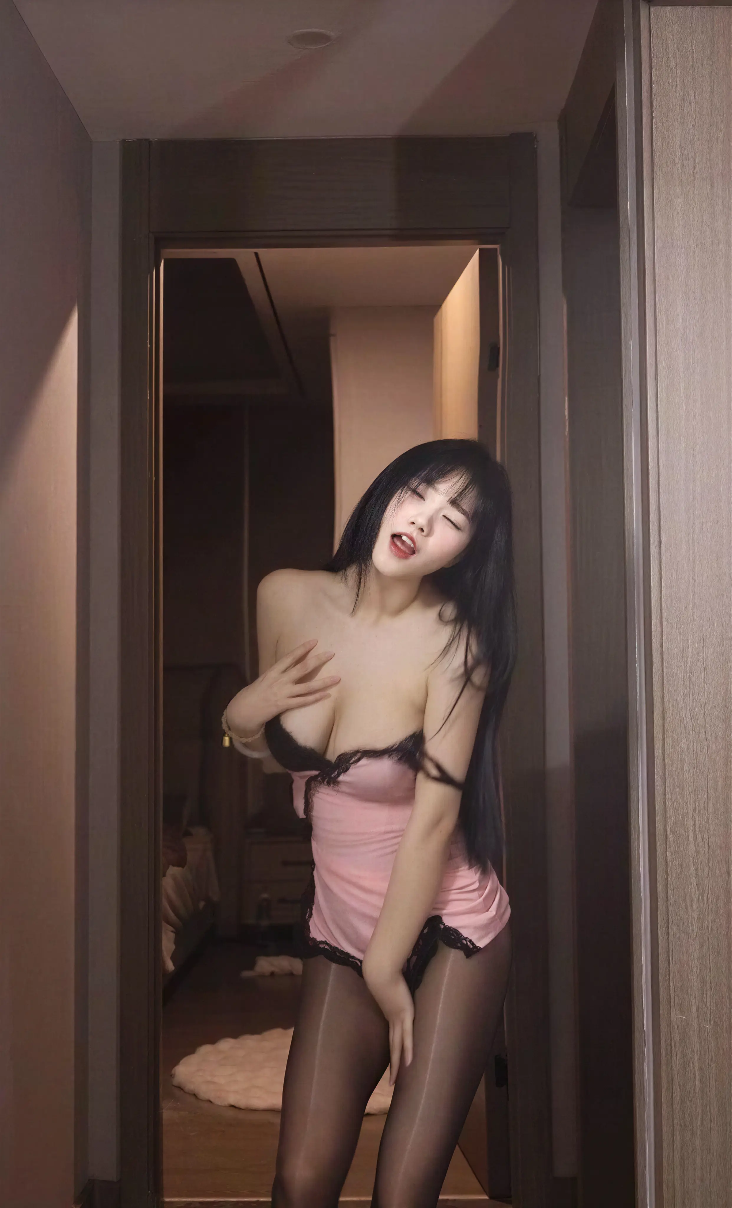 琳铛 – 粉色情趣吊带裙 28P